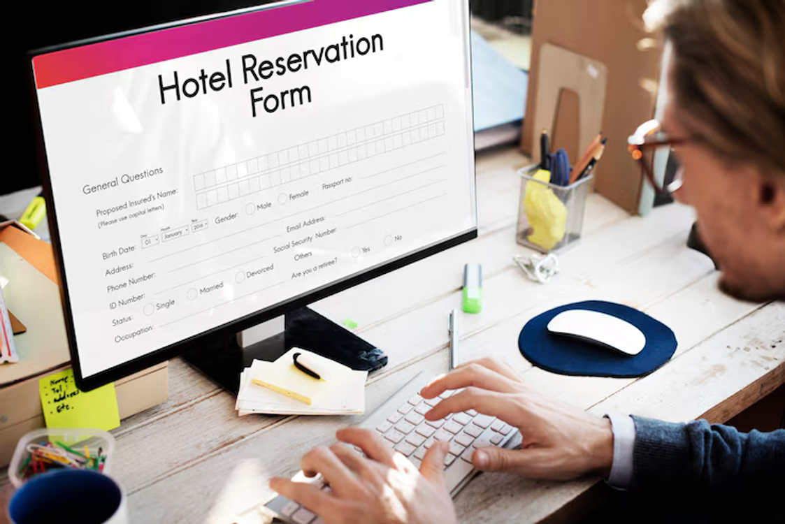 Customizable hotel booking form for managing guest reservations Templates