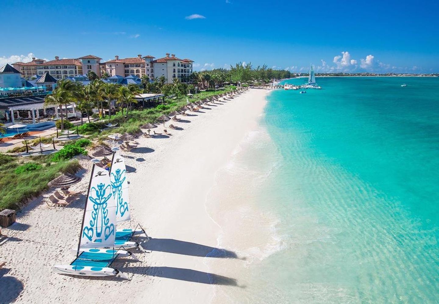 Turks and caicos islands. Грейс-Бэй, остров Провиденсиалес. Грейс Бэй пляж. Туркс и Кайкос остров. Остров Теркс и Кайкос Грейс Бей.