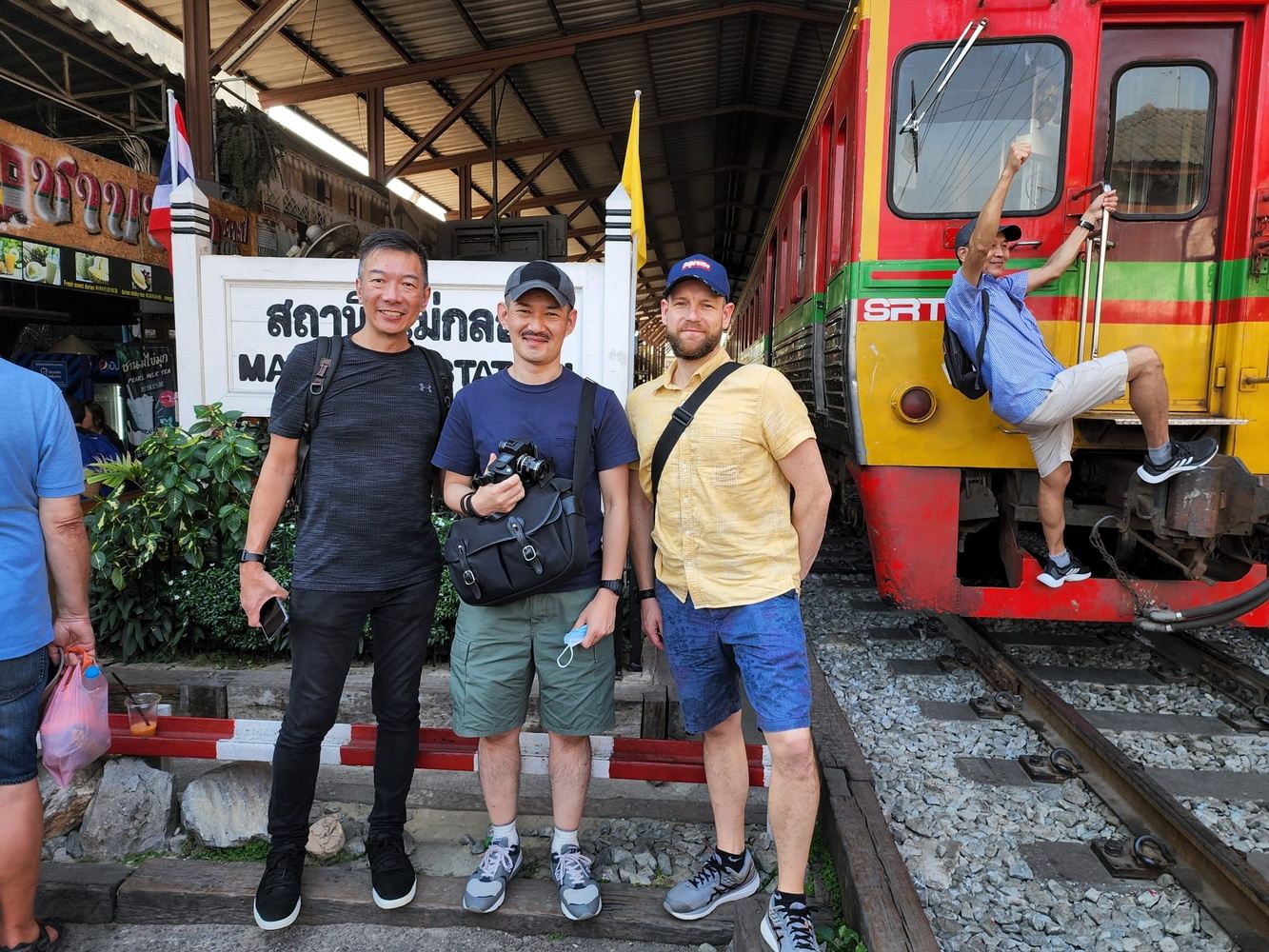 Full-Day Floating Market and Maeklong Railway Market Private Tour