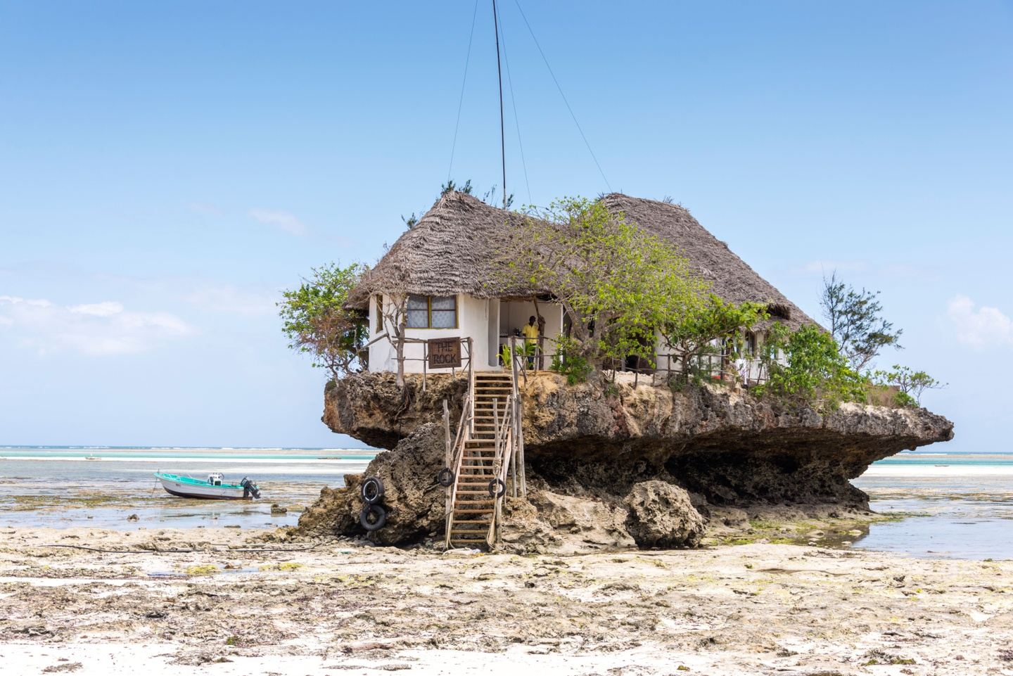 Танзания дома. Utility бунгало занзибар. Занзибар бунгало. Танзания отели. Деревня нунгви занзибар.