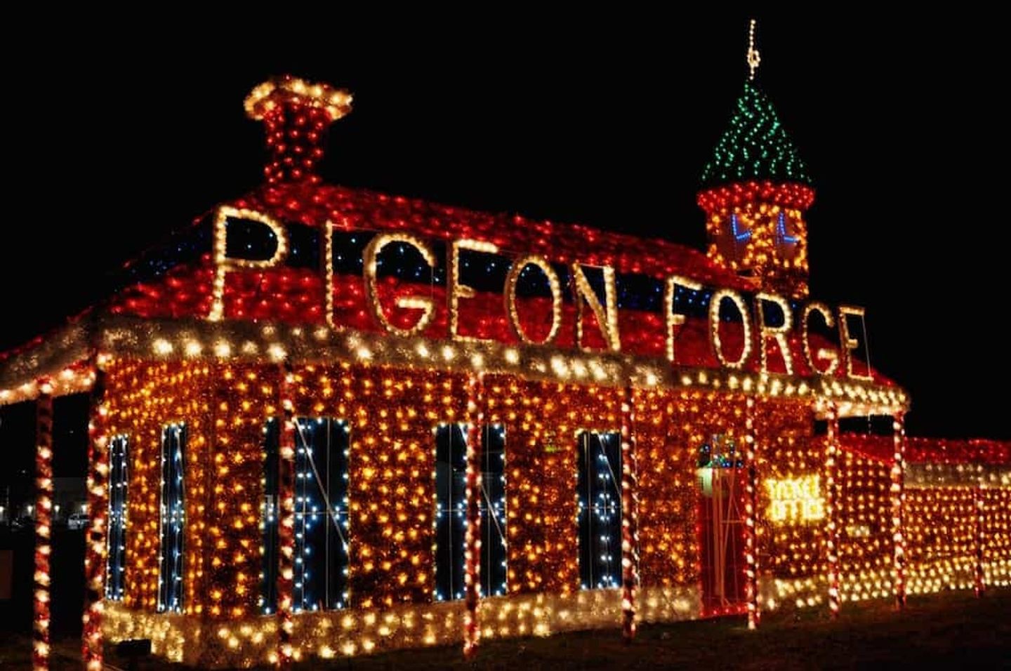 Pigeon Forge and Smoky Mountains Christmas Show Trip
