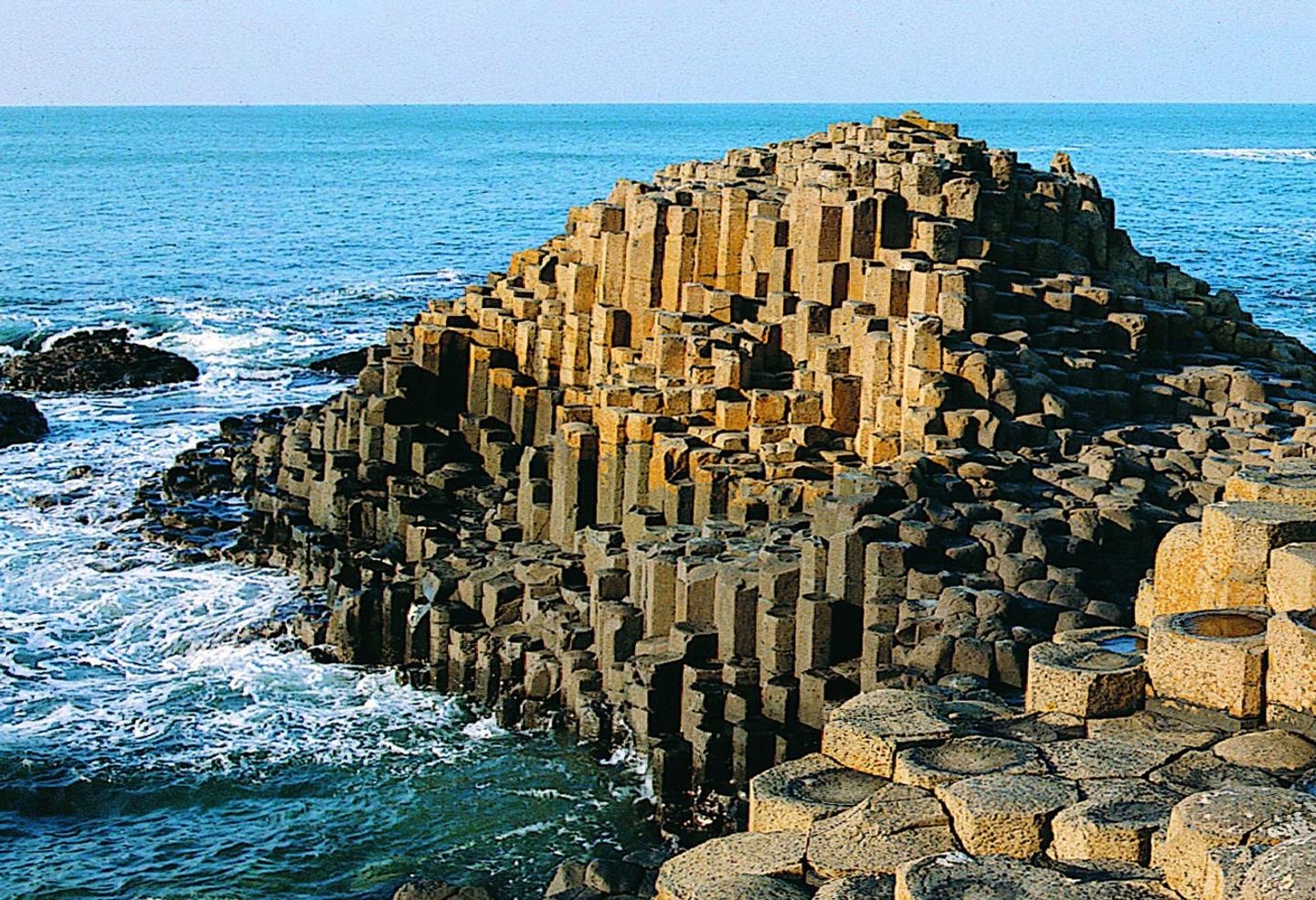 Located on the coast of the. Тропа великанов Северная Ирландия. Дорога гигантов (тропа великана). Мостовая гигантов, Северная Ирландия. Тропа гигантов (giants Causeway), Ирландия.