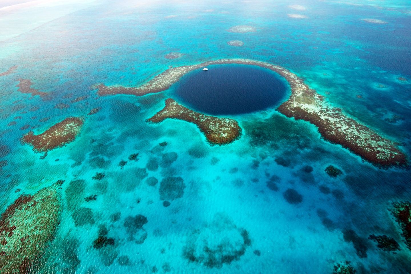 Самое глубокое море. Большая голубая дыра Белиз. Барьерный риф Белиз. Белизский Барьерный риф и большая голубая дыра. Большая голубая дыра Белиз Центральная Америка.