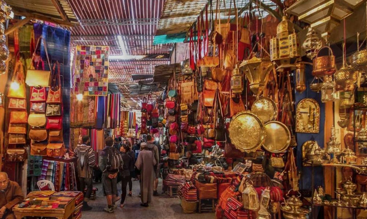 Fes Souk Expedition: Shopping Tour for Traditional Rugs, Leather Bags,