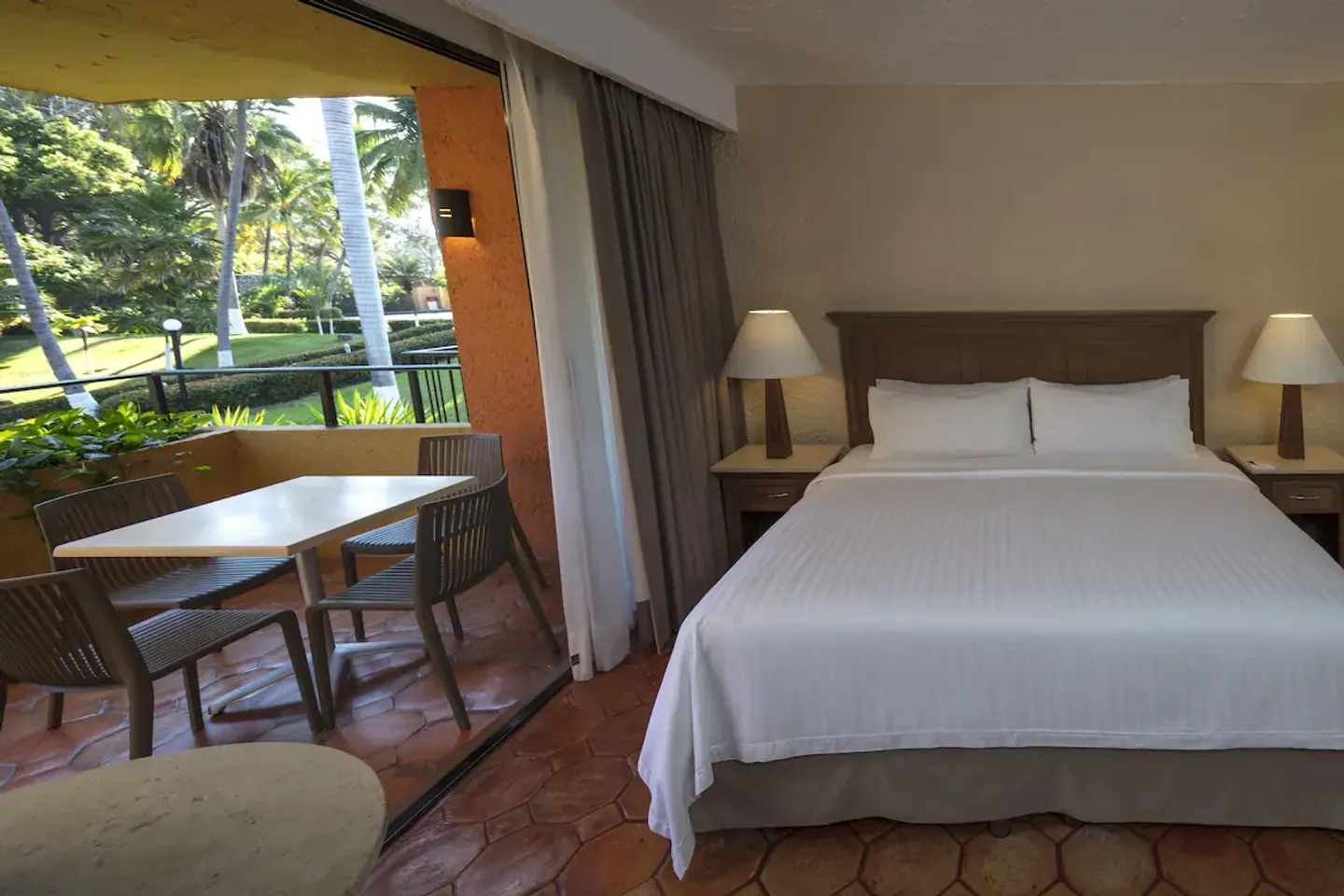 Estancia de 3 días 2 noches en el Hotel Holiday Inn Ixtapa