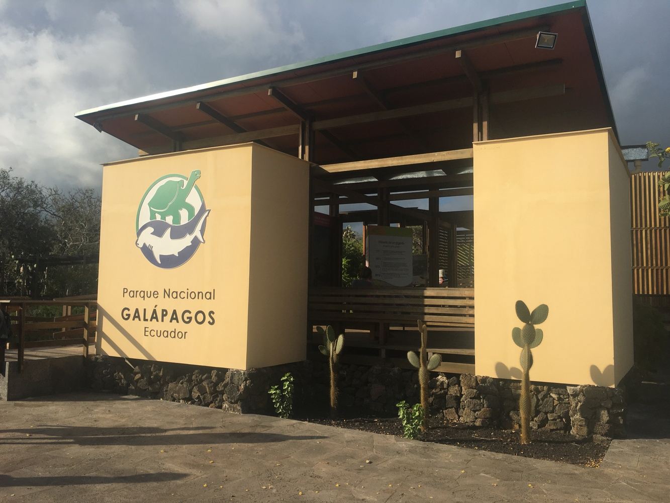 The online Galapagos Tortoise Bredding Center (live)