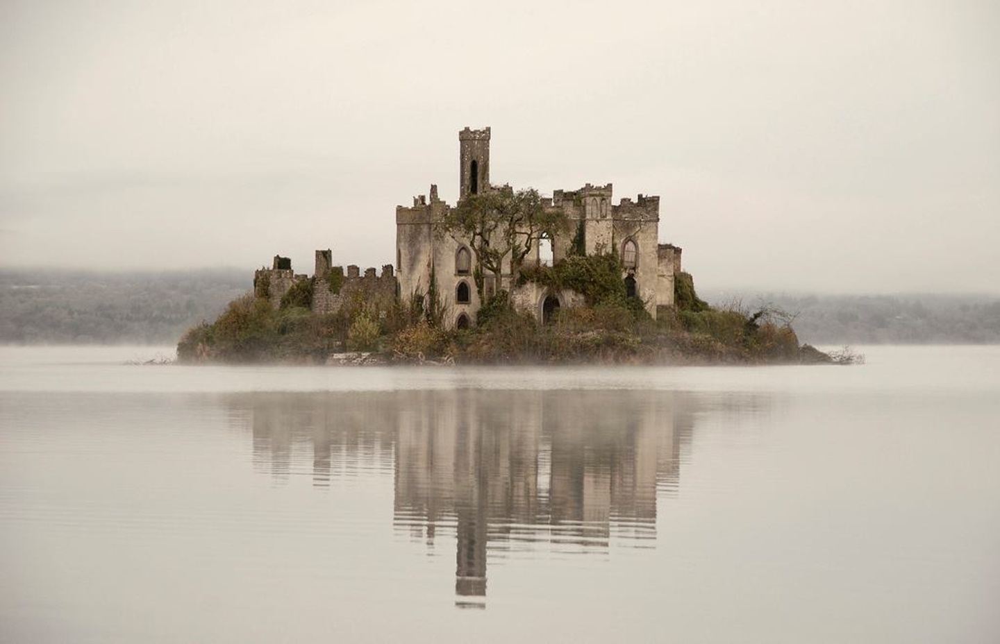 Savage castle. Замок MACDERMOTTS Ирландия. Замок МАКДЕРМОТТ Ирландия заброшенный на острове. Замок МАКДЕРМОТТ на острове Касл Айленд,. Островной замок МАКДЕРМОТТ (MCDERMOTT’S Castle.