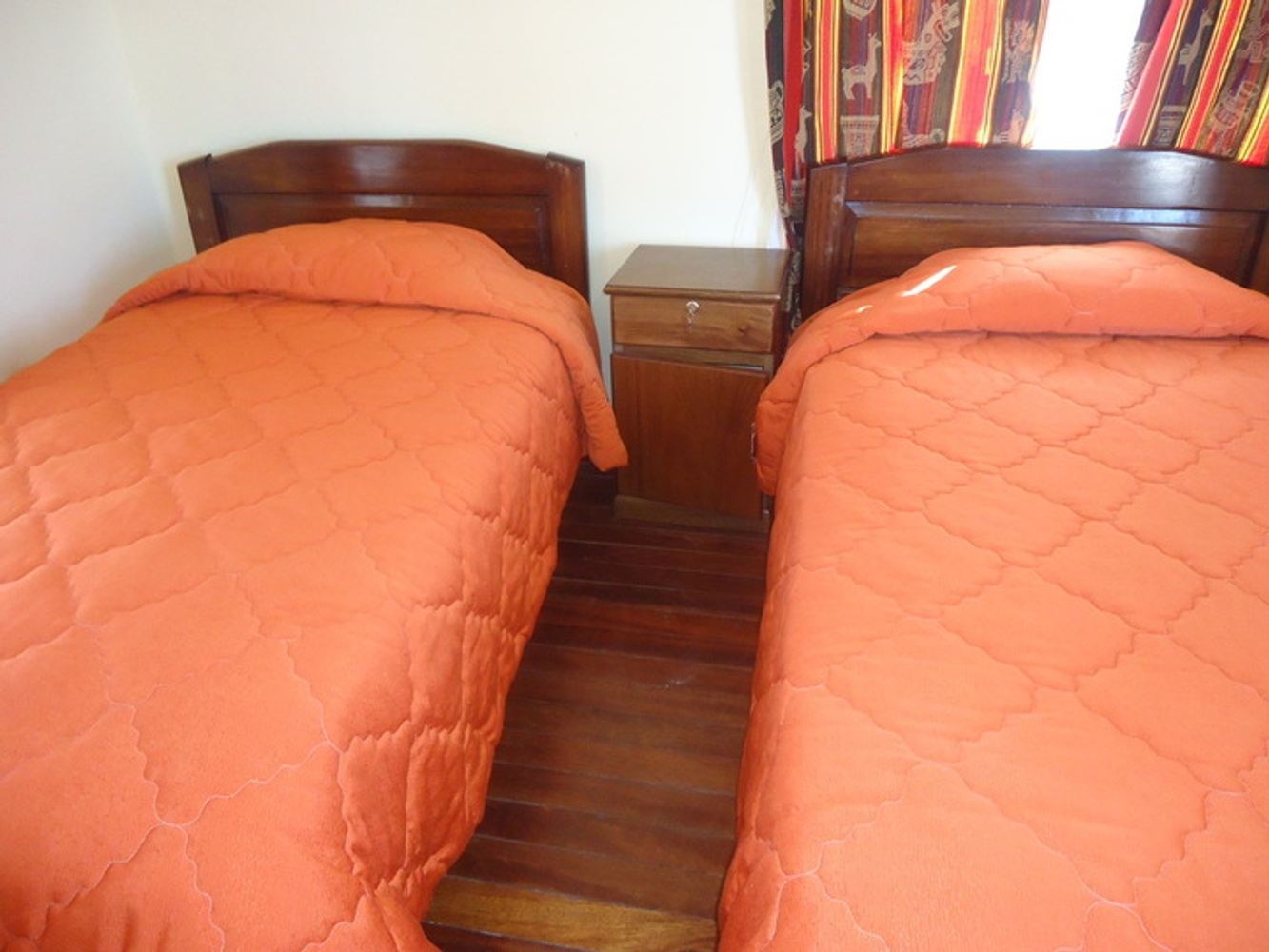 Doble con baño compartido / Twin Room with Shared Bathroom in Hostal