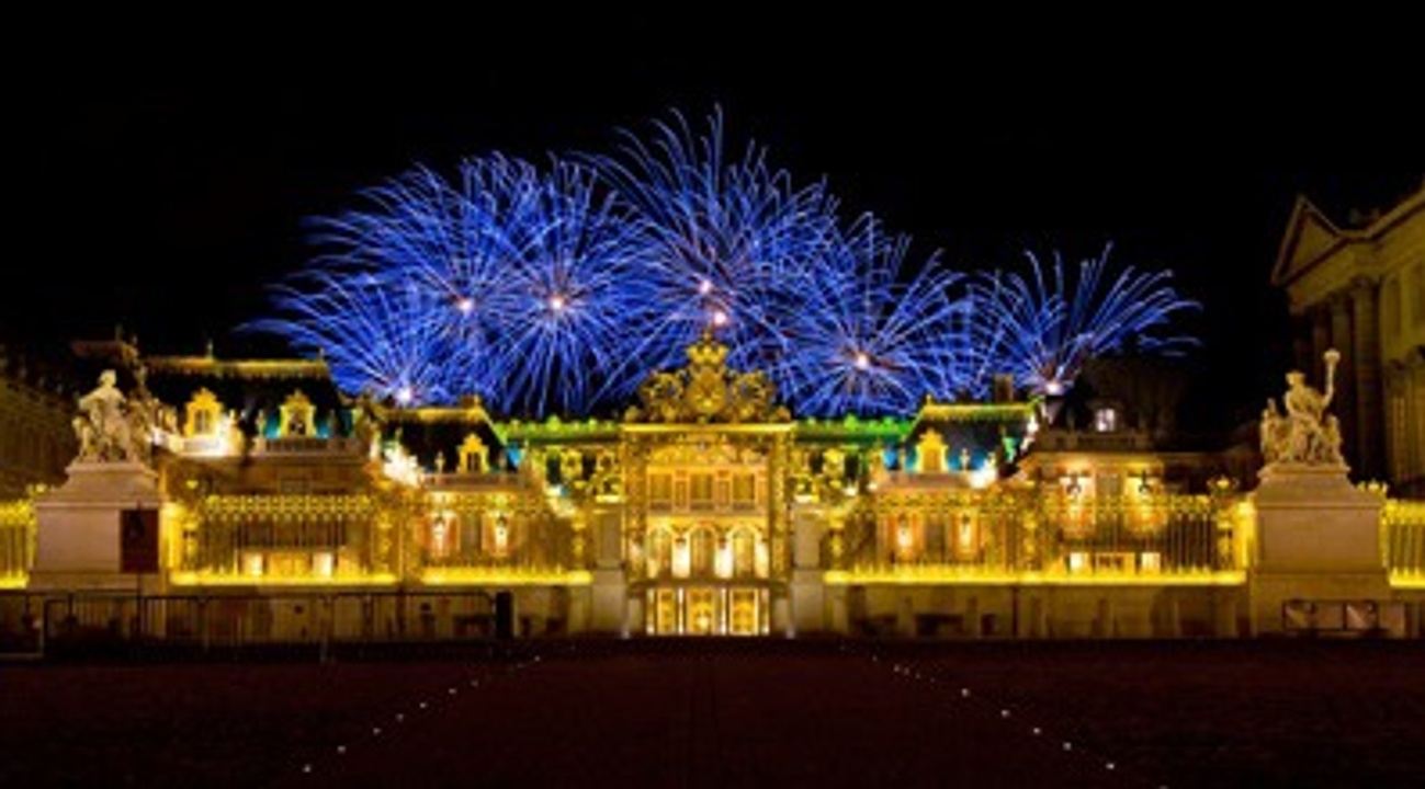 Ночной версаль. Версальский дворец ночью. Фонтан Версаль ночью. Франция Версаль фонтаны ночью.