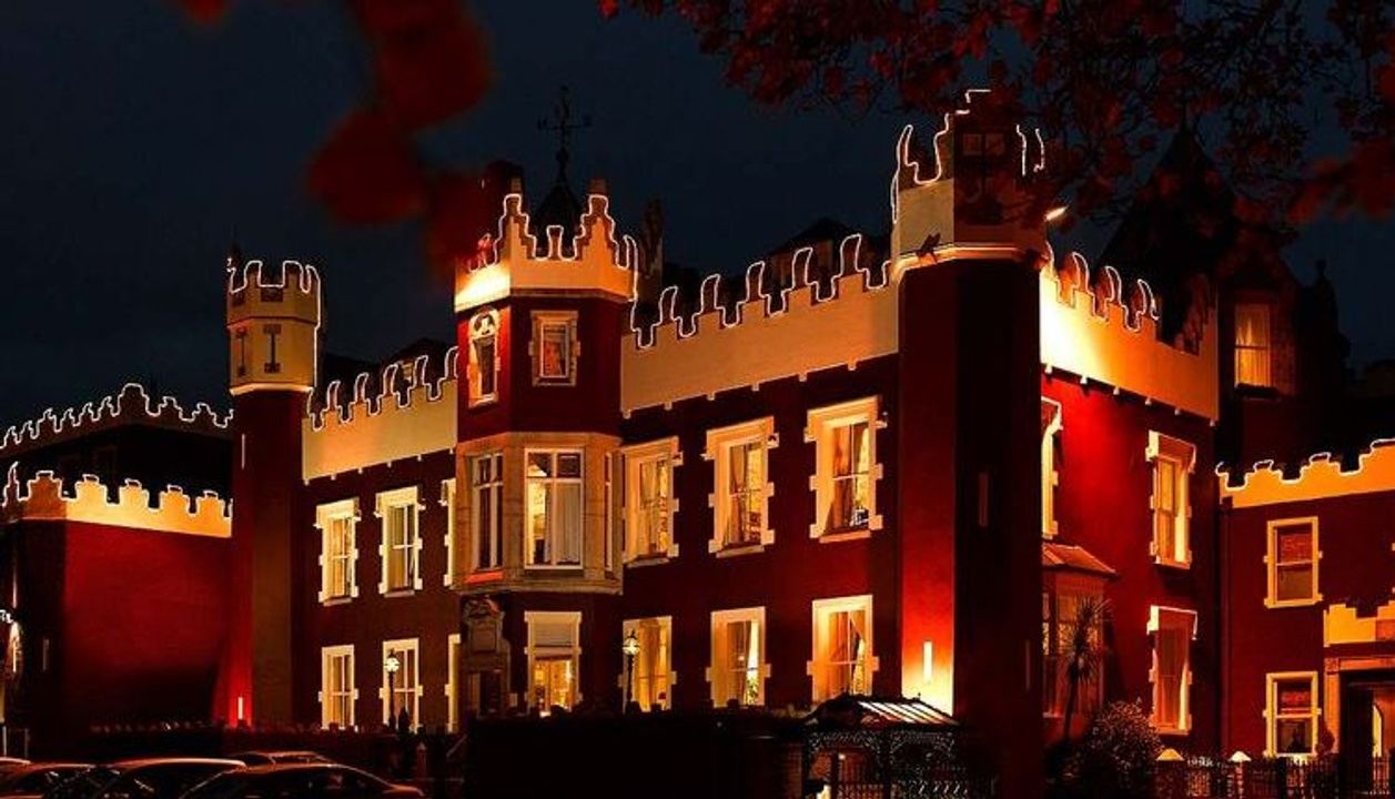 Отель castle hotel. Fitzpatrick Castle 4. The Castle Hotel Dublin. Красные стены замок в Ирландии отель. 1. Дублинский замок (г. Дублин).