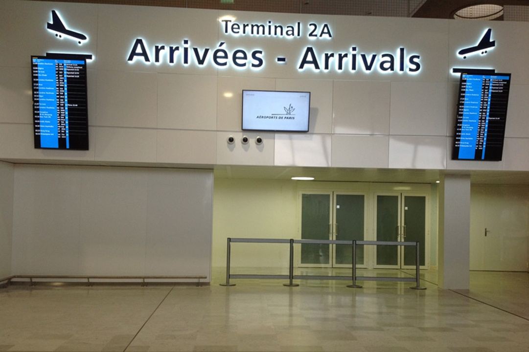When you arrive at the airport. Arrivals в аэропорту. Arrival Terminal аэропорт. Terminal 2 meeting point. Go through Customs аэропорт.