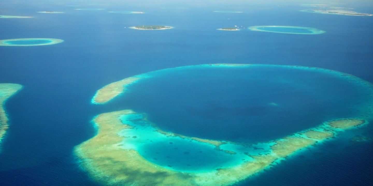 Круги в океане. Остров Soneva Fushi. Светящиеся круги в индийском океане. Индийский океан. Океан в круге.