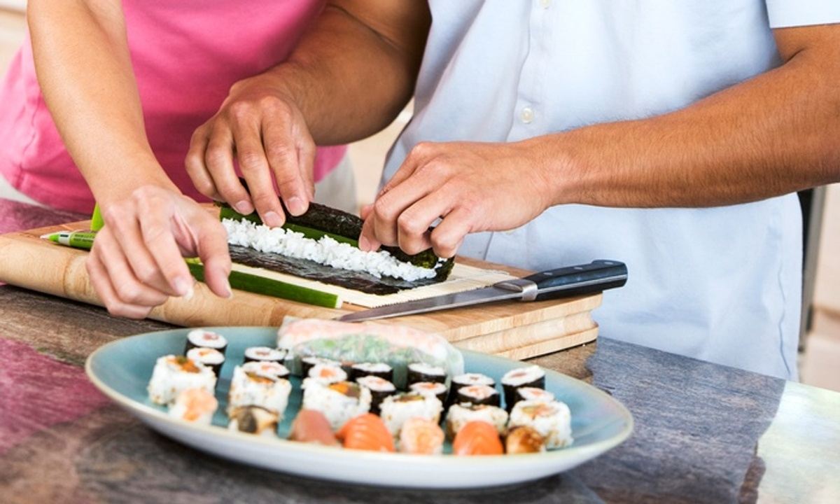 Суши окруженный водой. Making sushi. Суши 101. Мастер класс в суши баре. Руки повара роллы.