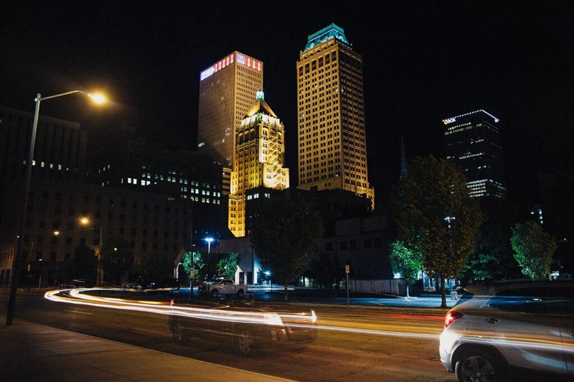 Prédios iluminados a noite em Tulsa