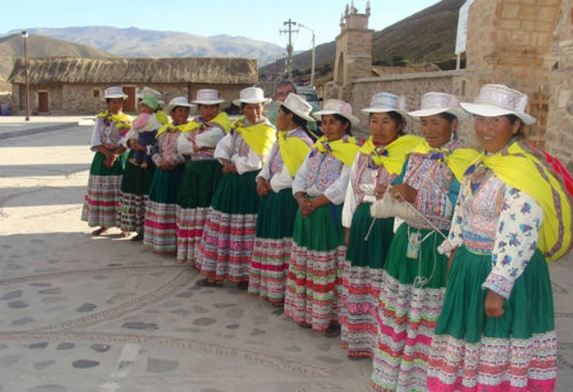 Una fila de mujeres indígenas