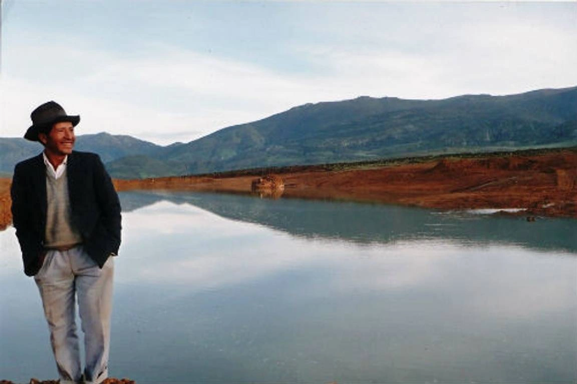 Señor frente a un embalse