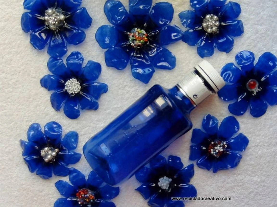 Adornos de flores hechos desde botellas plásticas