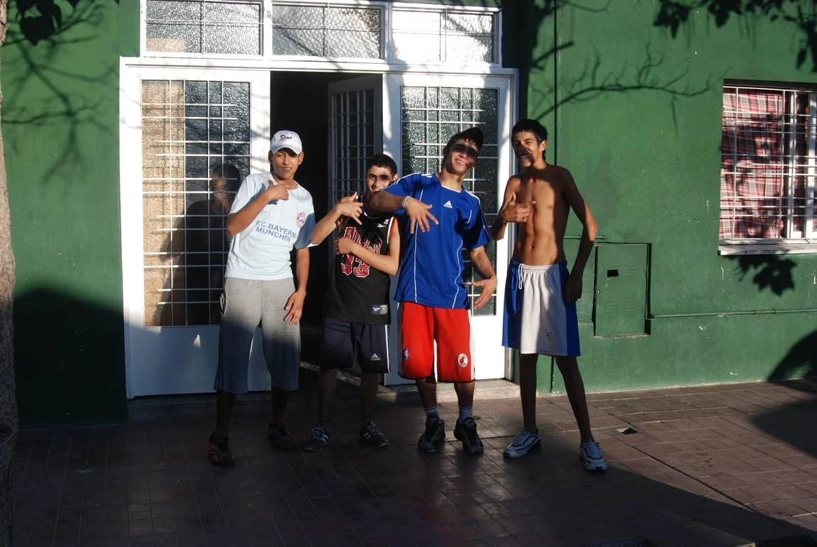 4 chicos en la puerta de una casa