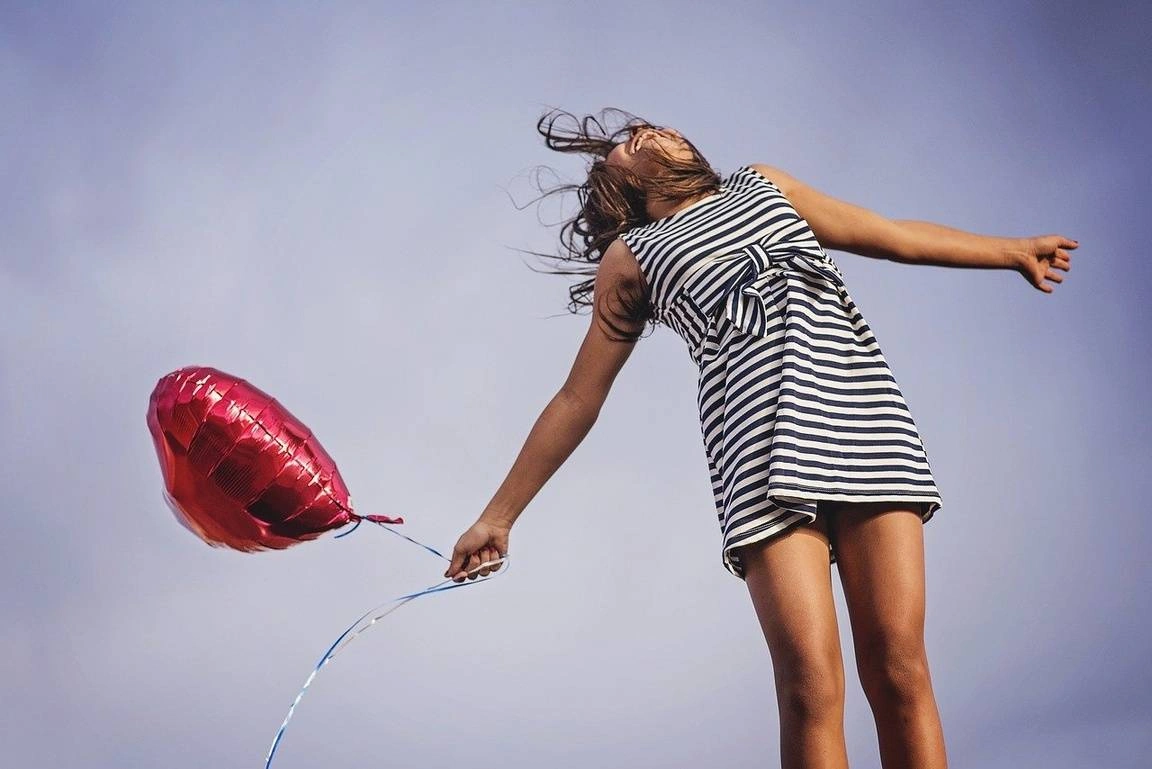 chica saltando de felicidad