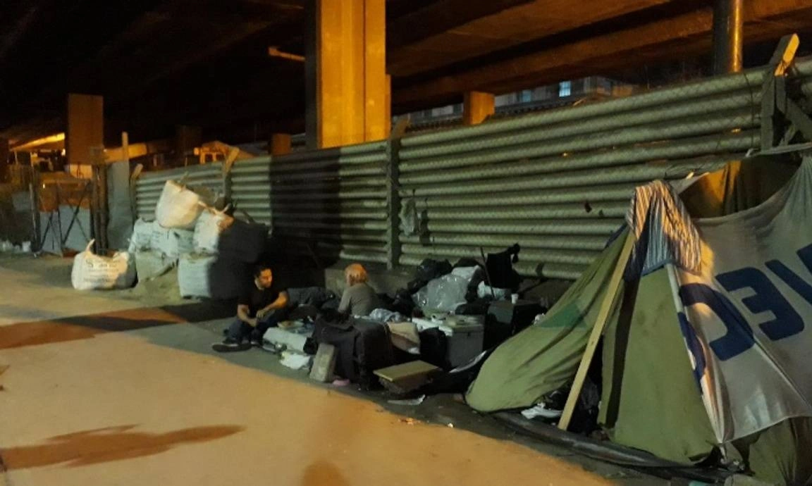 Personas sin techo durmiendo en aceras