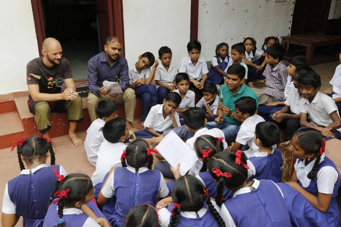 David en la India junto a un maestro y un grupo de estudiantes