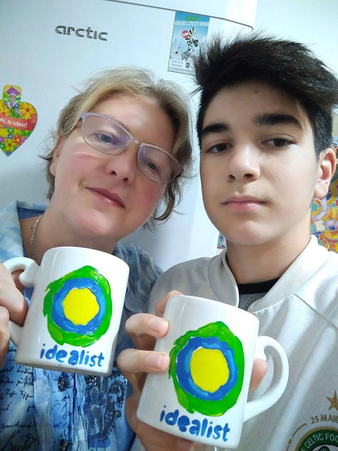 Maria Morariu y su hijo sosteniendo tazas idealistas
