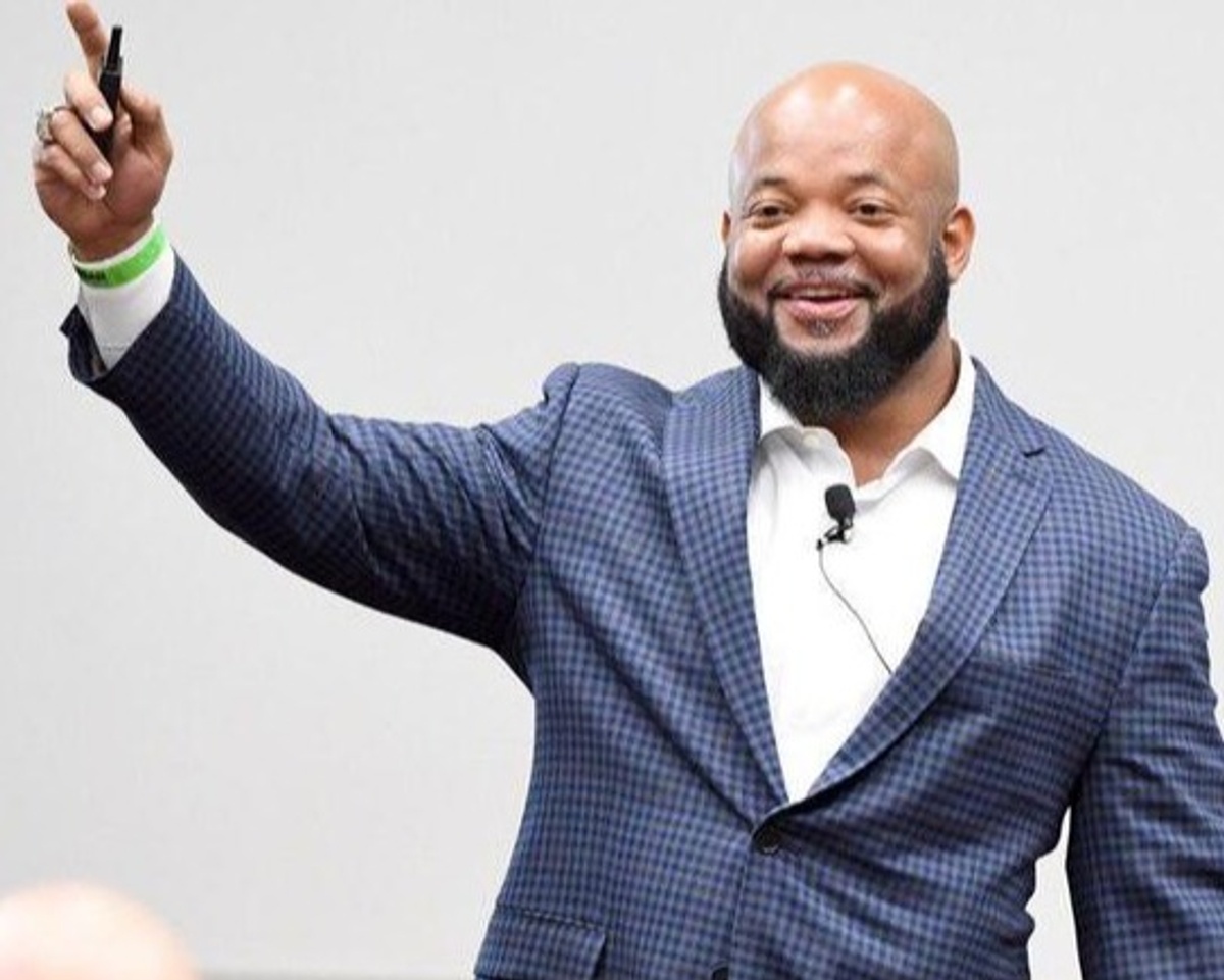 Former NFL Super Bowl Champion Gary Brackett on the Importance of Being a  Lifelong Learner