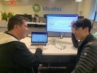 Duas pessoas trabalhando no computador criando o botão idealista