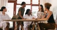 mulheres reunindo e conversando em mesa de trabalho