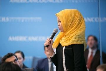 In a vivid yellow headscarf, a young female leader from the YSEALI region presents to her cohort while on a professional fellowship in the USA