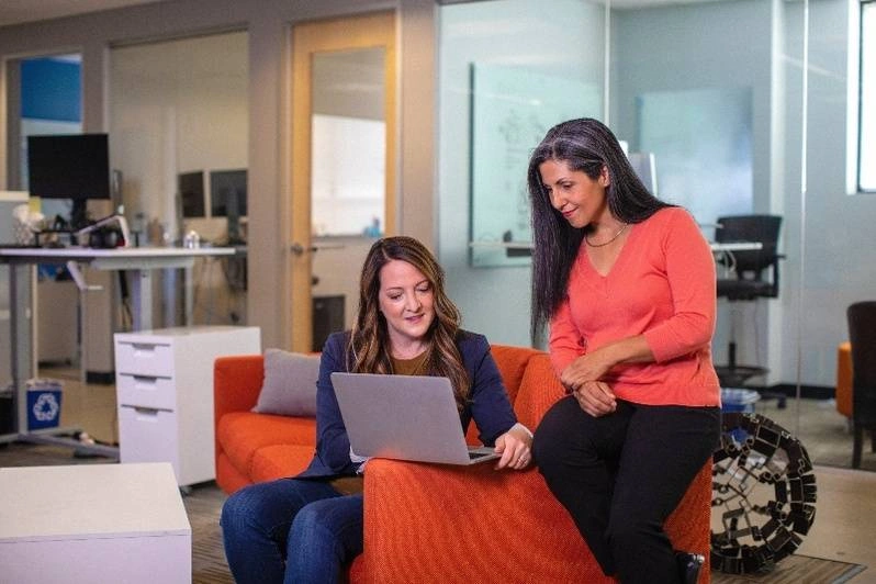 Dos mujeres trabajando frente a una computadora