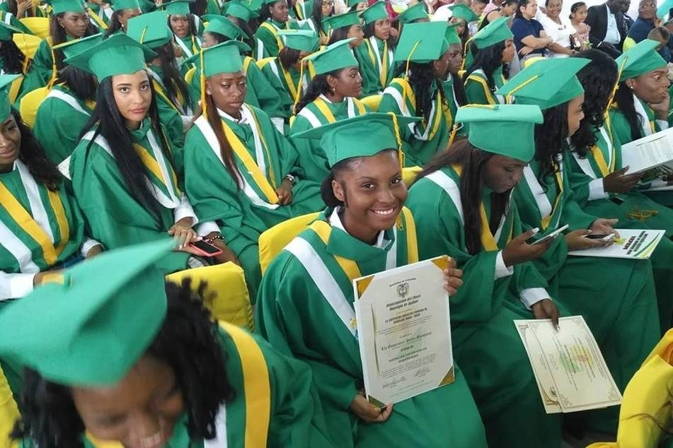 Varias chicas en la ceremonia de graduación