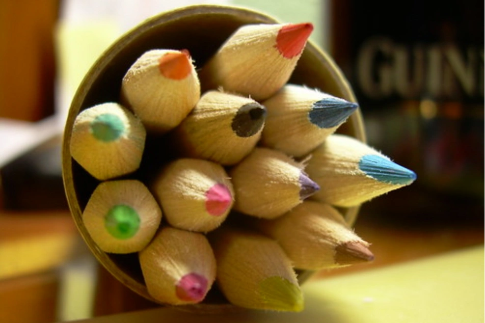 Varios lápices de colores
