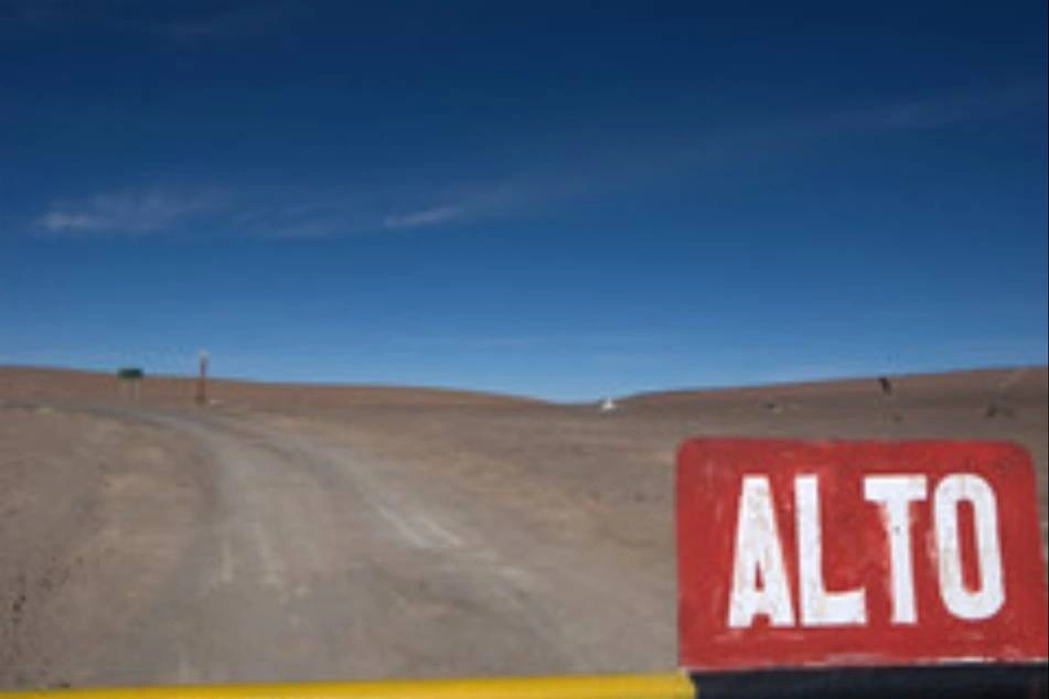 Un letrero que dice Alto en una zona desértica