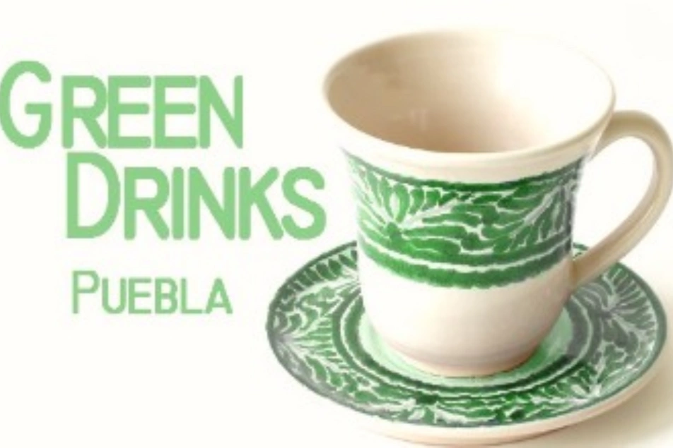 Una taza verde junto a un mensaje que dice Green Drinks Puebla