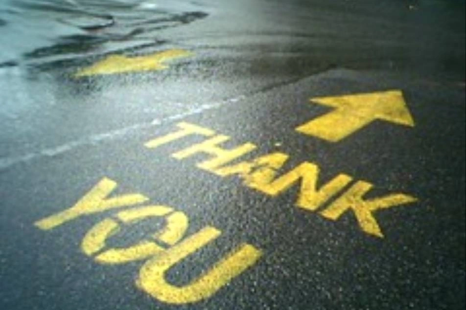 Una señal en la calle que dice Thank You (Gracias)