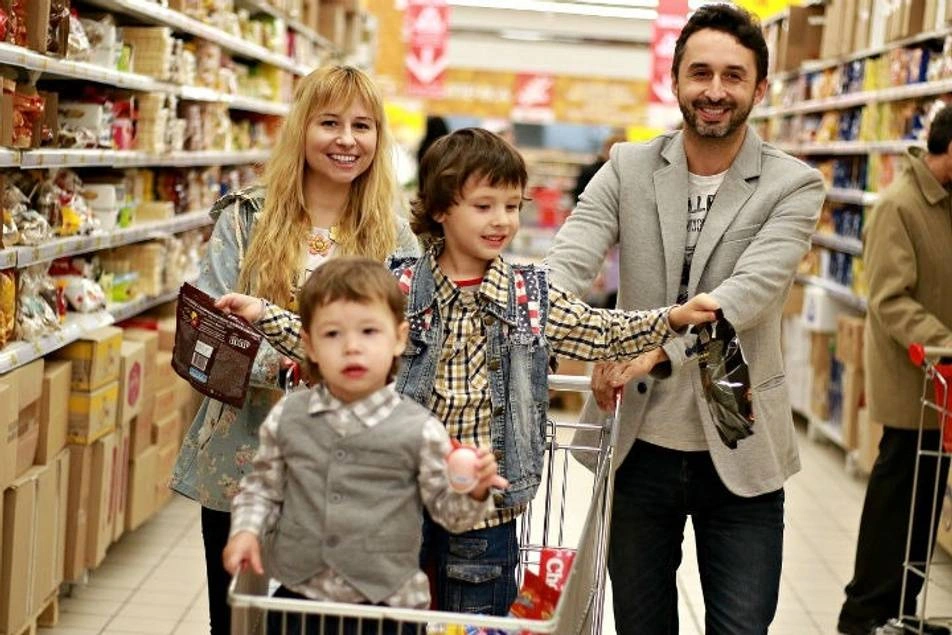 Familia de compras en un supermercado