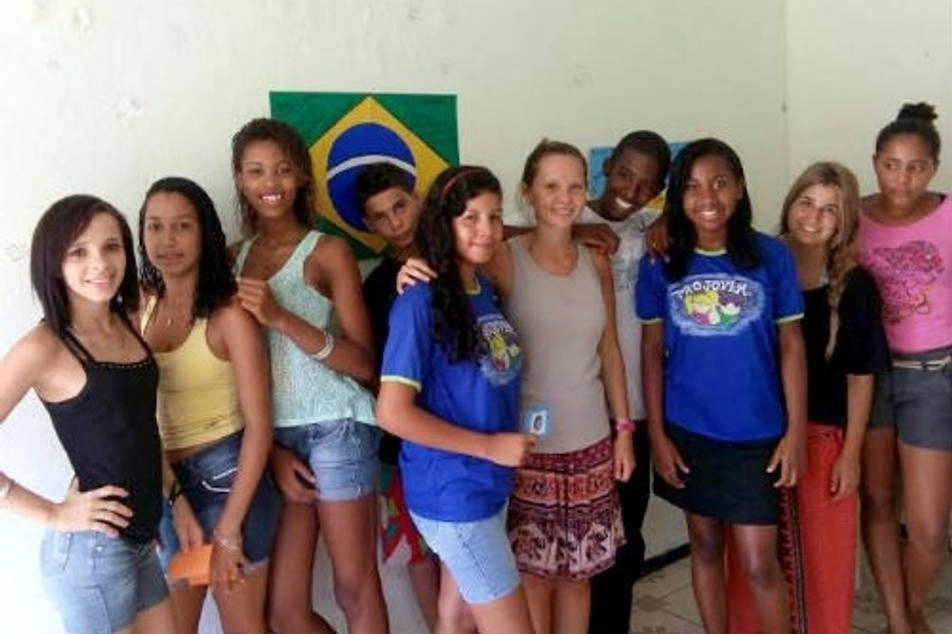Un grupo diverso de chicas y chicos en Brasil