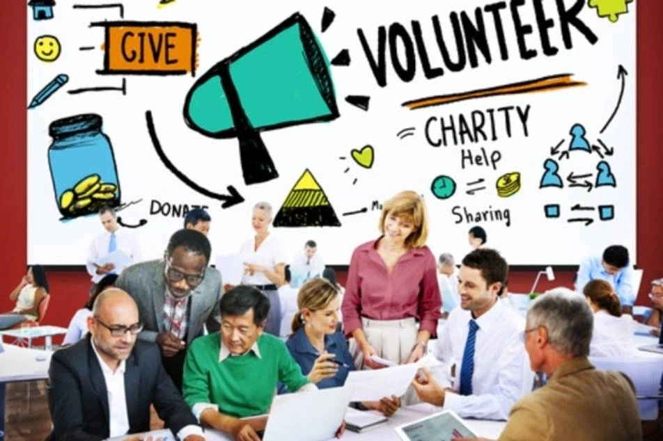 Montaje de diversas personas trabajando con un fondo que dice voluntariado, compartir, dar.