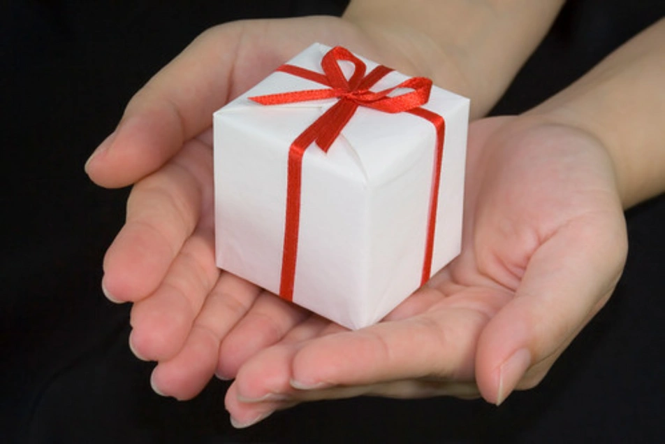 Unas manos sosteniendo un regalo