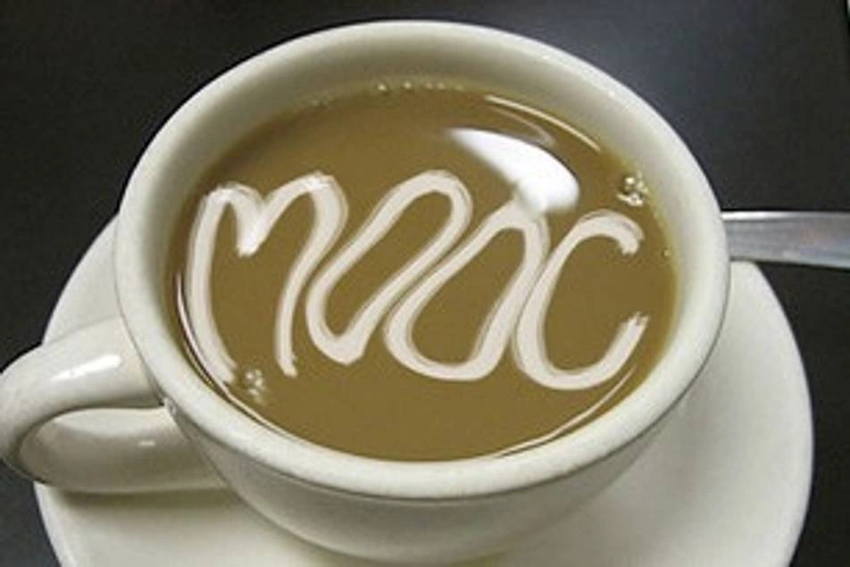 Una taza de té que tiene escrito con crema la palabra MOOC