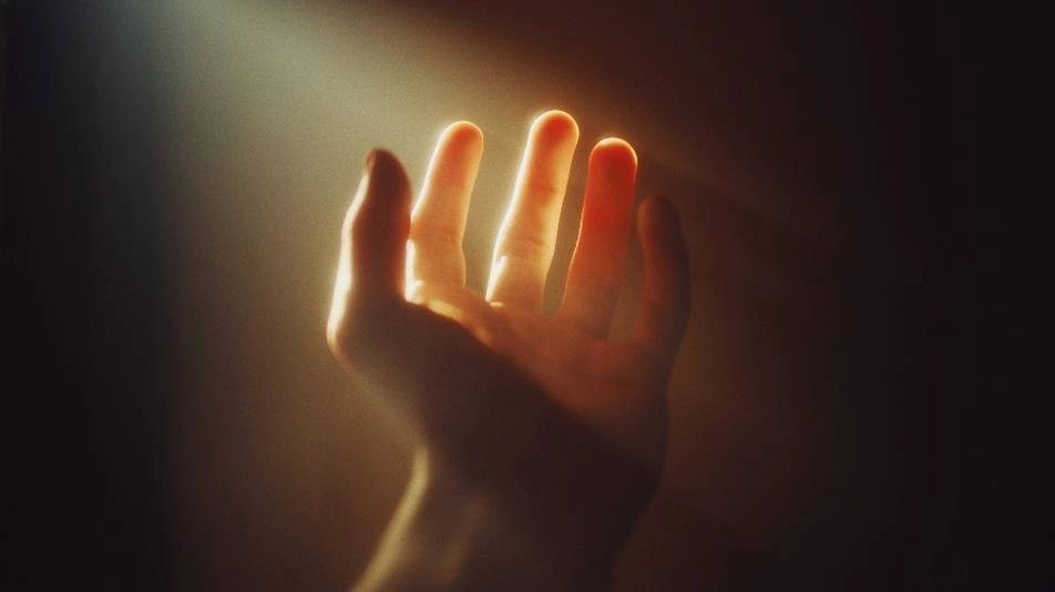 Una mano iluminada por la luz