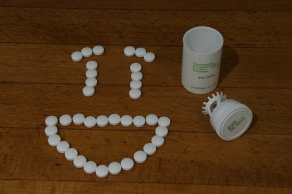 Una cara feliz hecha con pastillas