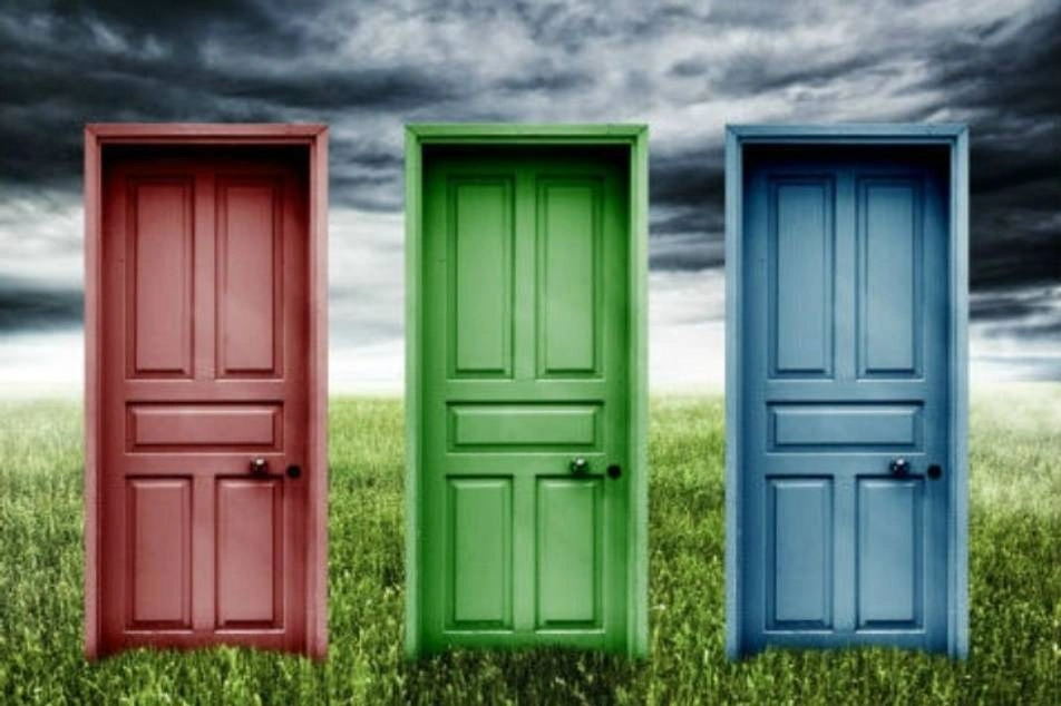 Tres puertas de diferentes colores