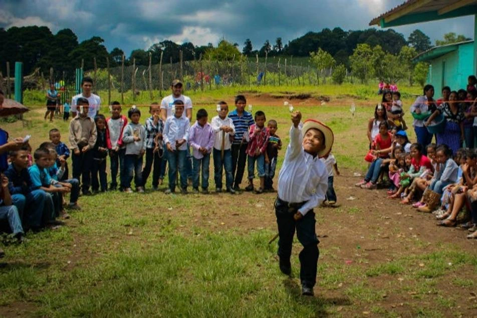 Una de las actividades del Día del Niño en Honduras -niño jugando en medio de una ronda infantil