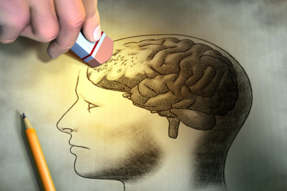 Una mano borrando una parte del cerebro de un dibujo de una cabeza humana
