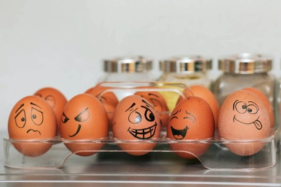 Huevos que muestran diferentes emociones