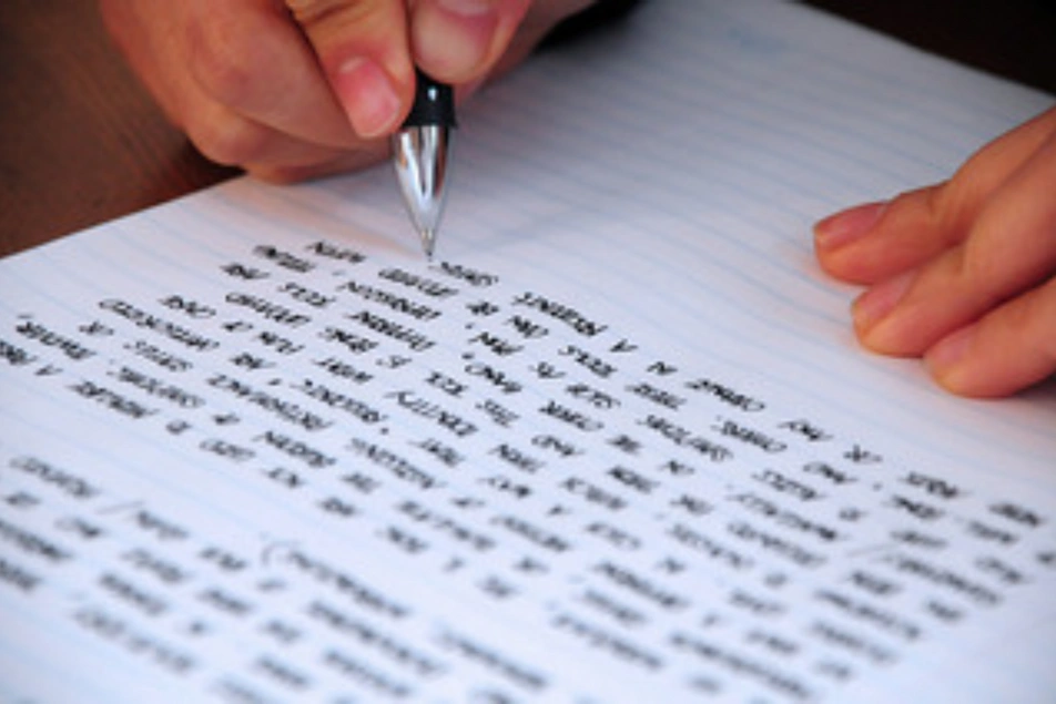 Unas manos escribiendo sobre un papel