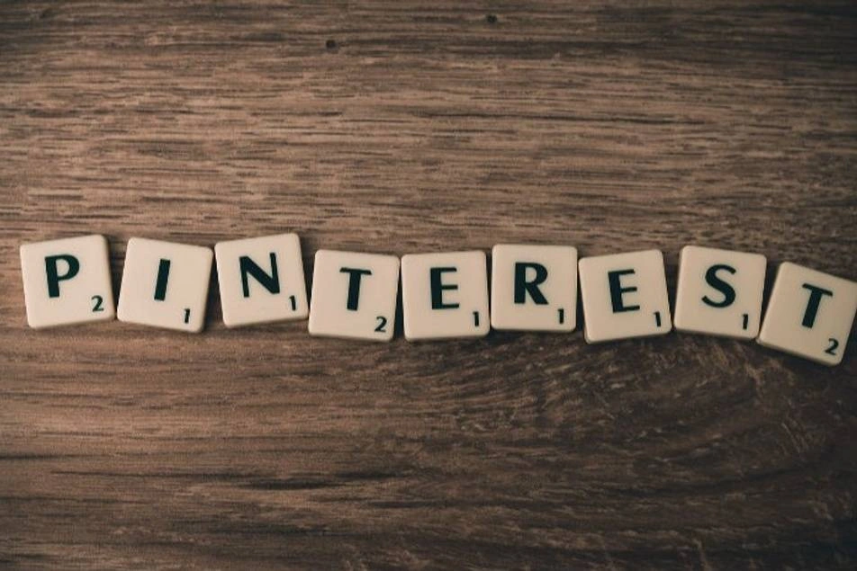 Fichas con letras que dice "Pinterest"