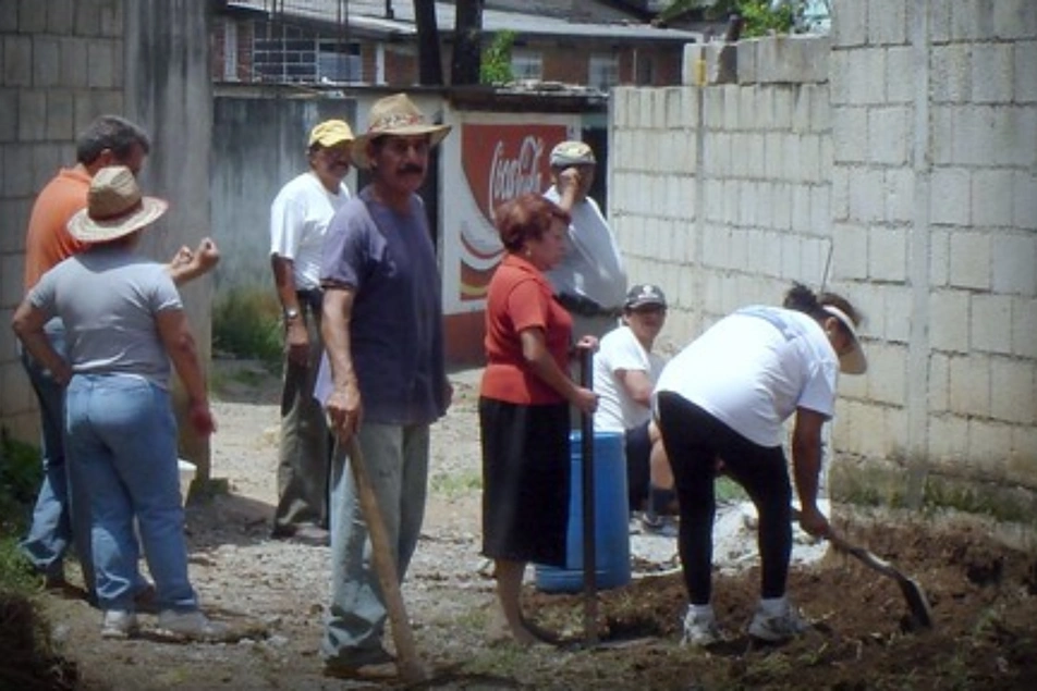 Personas de la comunidad trabajando juntos un pedazo de tierra